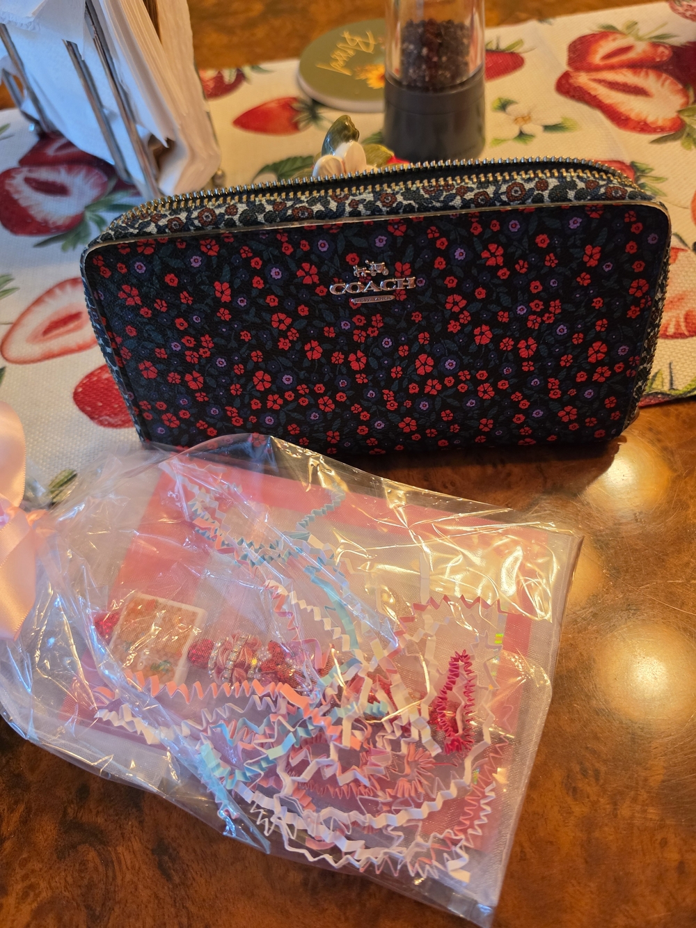 Gift🌸 Beautiful Coach Floral Wallet with a FREE Beaded Pen Gift! 🌸 - Picture 2 of 6